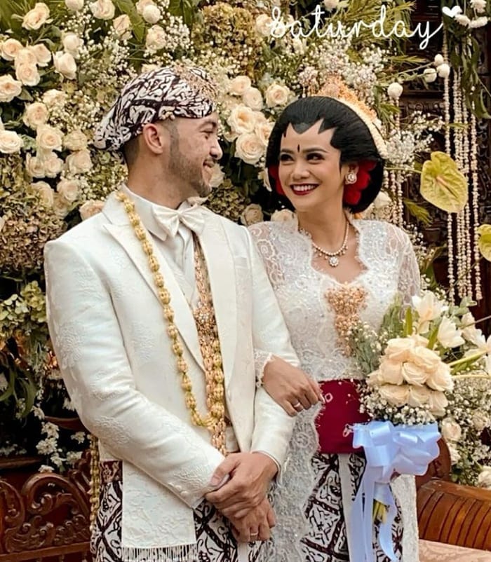 10 Momen pernikahan Indah Indriana dan Diaz Adritya, usung adat Jawa