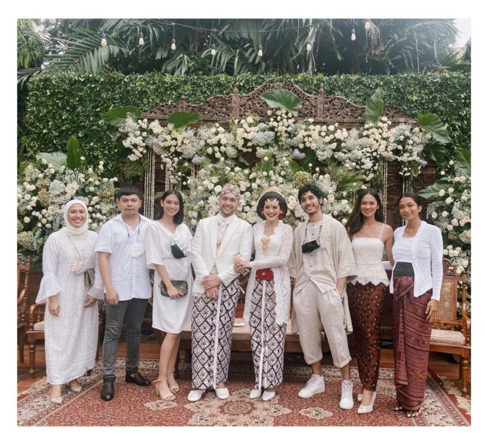 10 Momen pernikahan Indah Indriana dan Diaz Adritya, usung adat Jawa