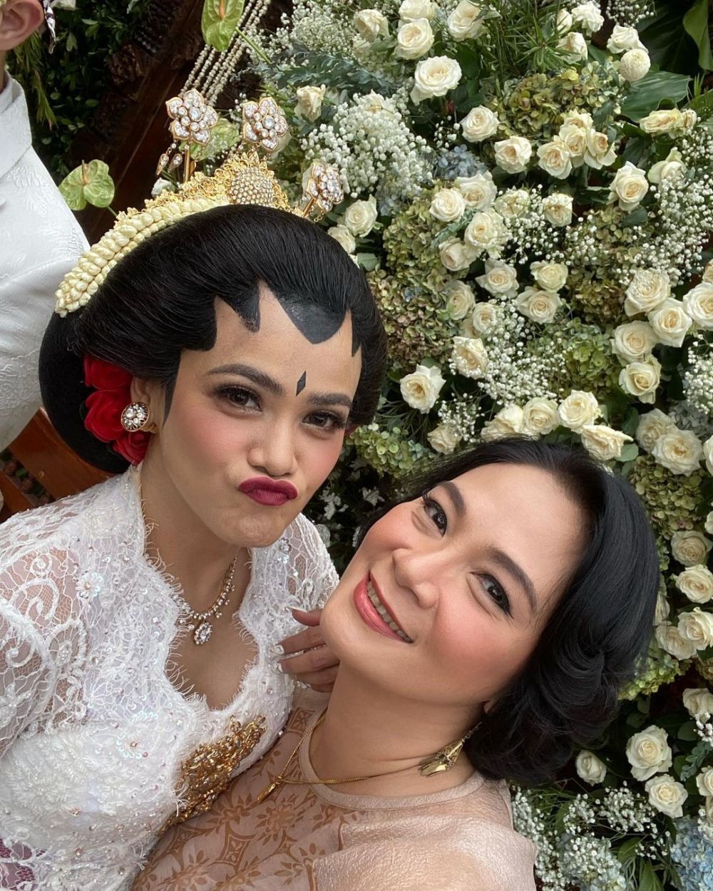 10 Momen pernikahan Indah Indriana dan Diaz Adritya, usung adat Jawa