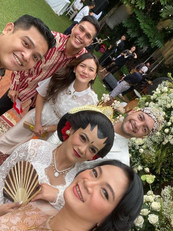 10 Momen pernikahan Indah Indriana dan Diaz Adritya, usung adat Jawa