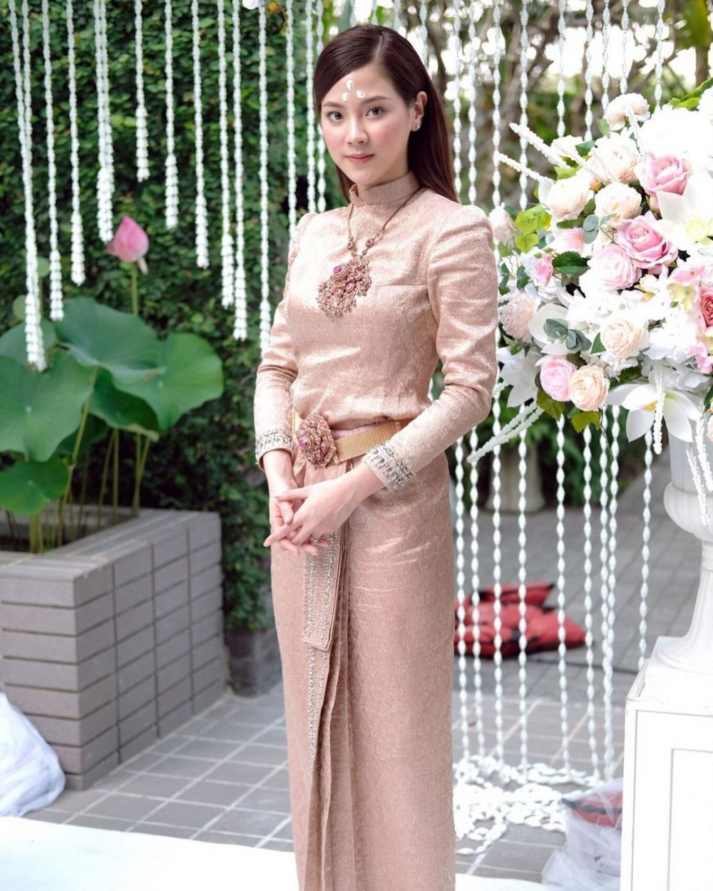Potret 9 seleb Thailand pakai baju tradisional Chut Thai, anggun