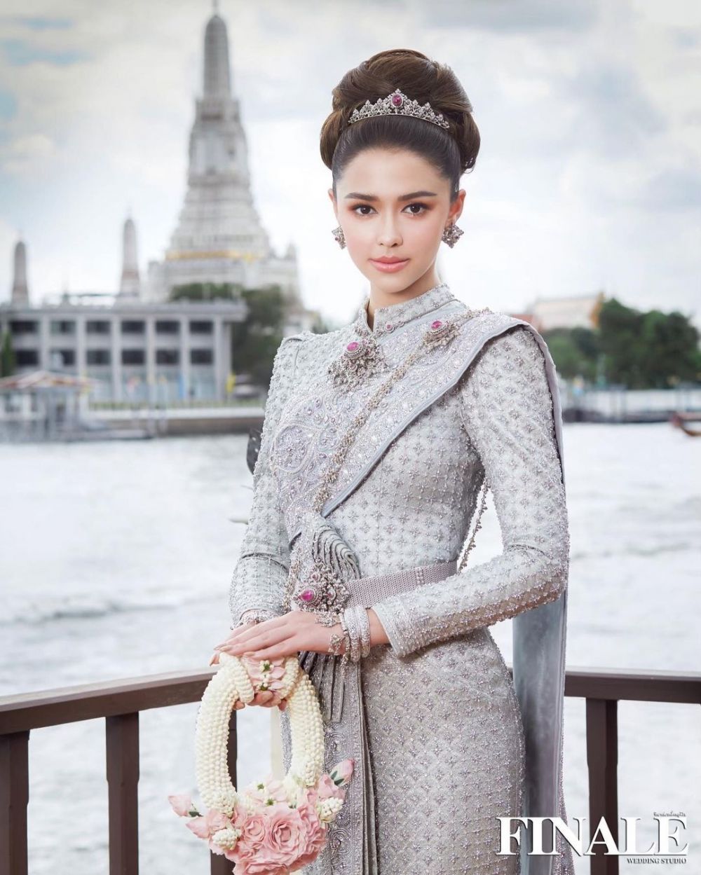 Potret 9 Seleb Thailand Pakai Baju Tradisional Chut Thai Anggun