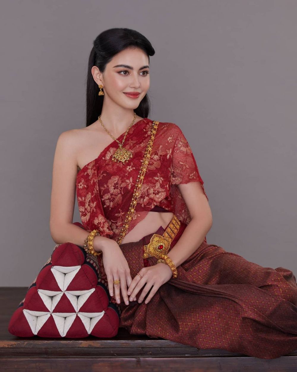 Potret 9 seleb Thailand pakai baju tradisional Chut Thai, anggun