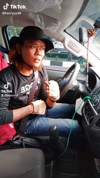 8 Potret Herry, TikTokers 'kembaran' Sule yang jago lip sync