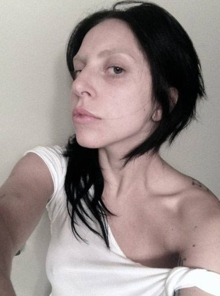 Biasa makeup tebal, ini 10 potret Lady Gaga tampil natural