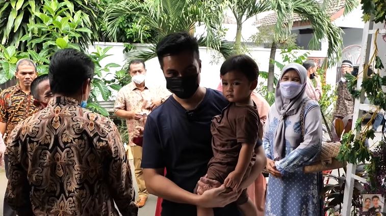 10 Momen lucu Baim Wong ke nikahan orang tak dikenal, bikin heboh