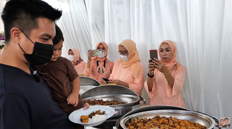 10 Momen lucu Baim Wong ke nikahan orang tak dikenal, bikin heboh
