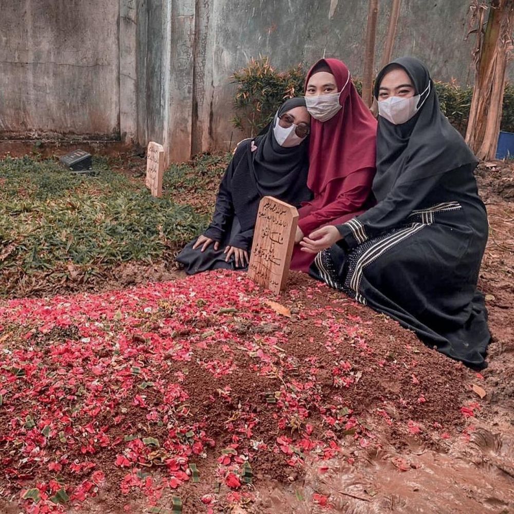 7 Momen Ria Ricis ziarah ke makam sang ayah, penuh haru