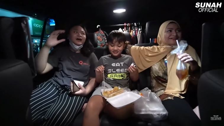 8 Momen Nathalie Holshcer jajan kaki lima di pasar, semua diborong