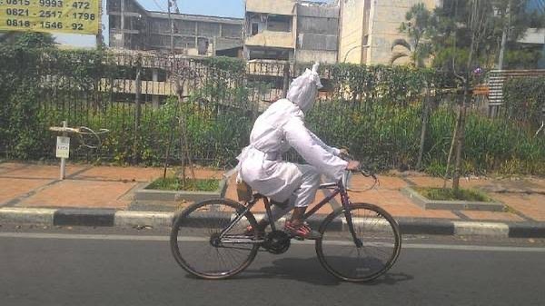 10 Potret lucu penampakan hantu ini aslinya bikin tepuk jidat