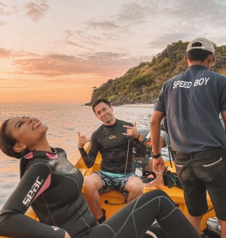 9 Momen liburan Awkarin di Labuan Bajo, diving bertemu penyu raksasa