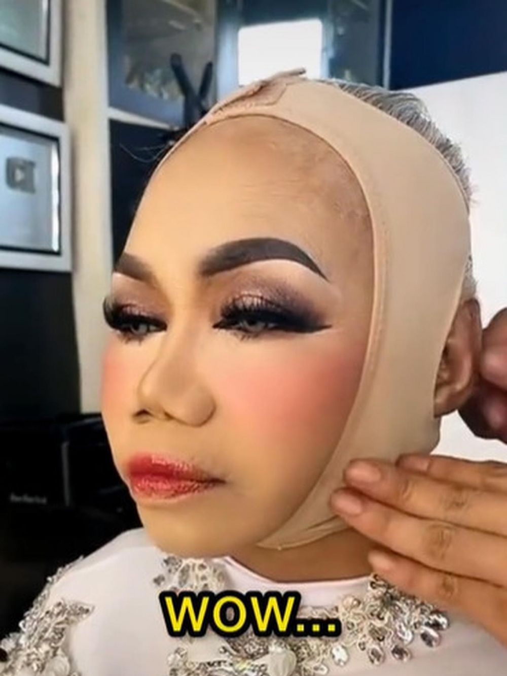 Viral MUA 'sulap' seorang nenek keriputnya hilang, bikin pangling
