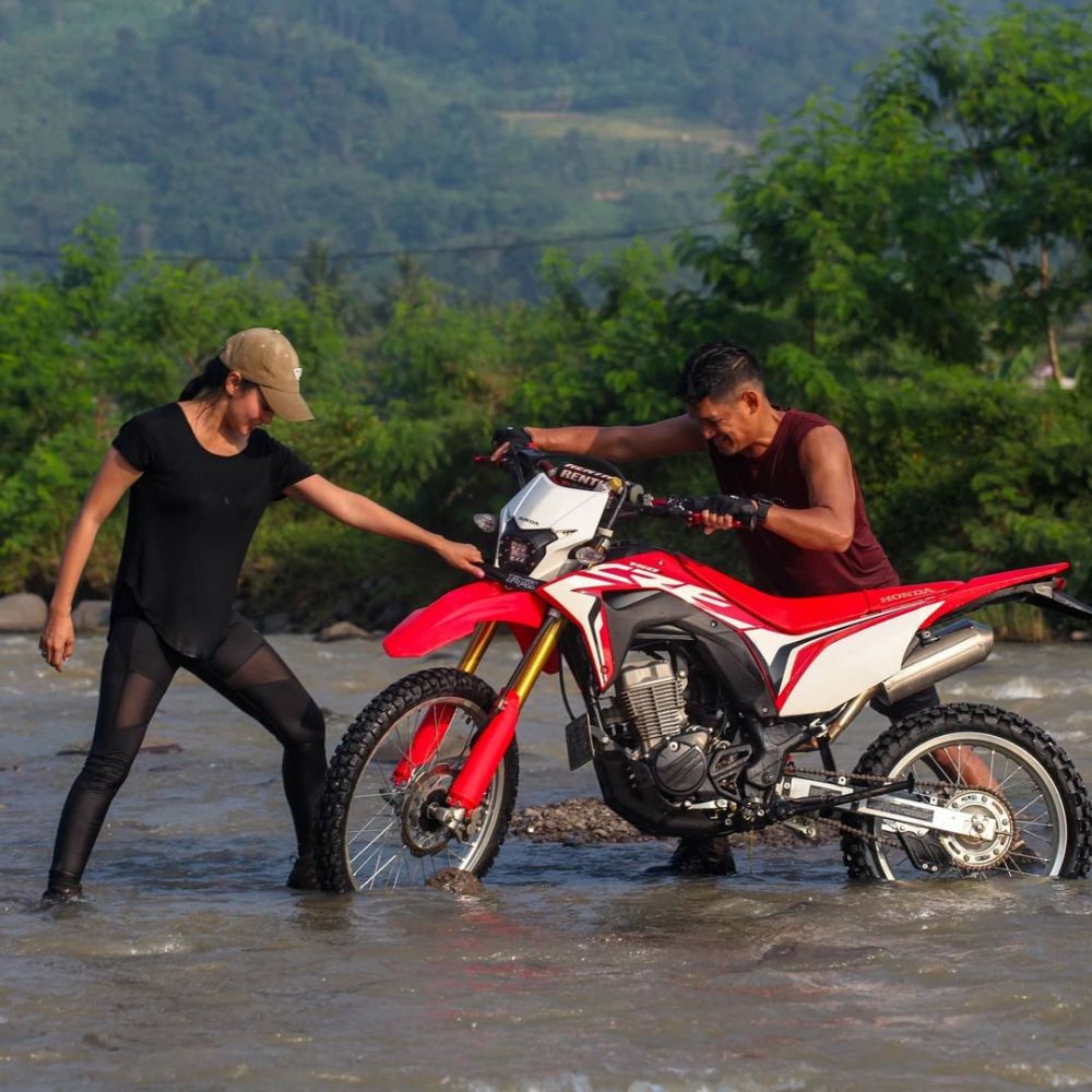10 Momen seru Ririn Ekawati & Ibnu Jamil di Cianjur, naik motor trail