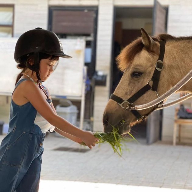 9 Potret keseruan Gempi dan Gisel berkuda di Bali, bikin salfok