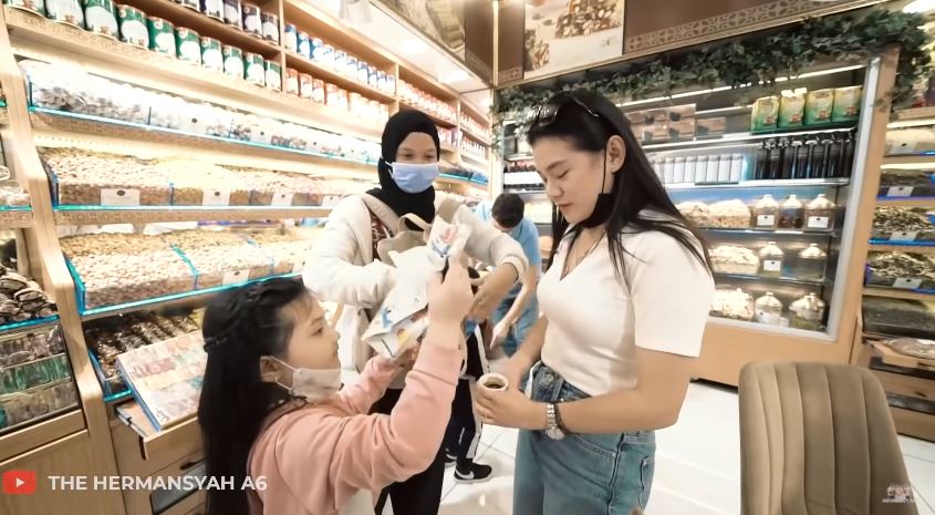 10 Momen seru Ashanty beri kejutan ultah asisten, penuh kehangatan