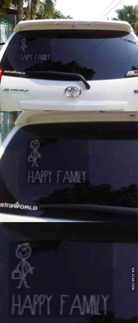 20 Potret lucu stiker 'Happy Family' ini absurd tapi bikin ngakak