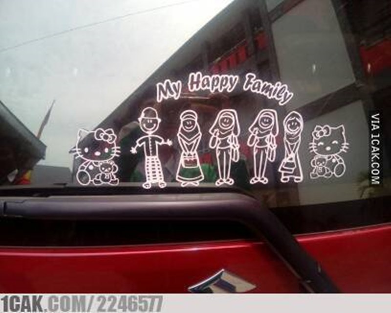 20 Potret lucu stiker 'Happy Family' ini absurd tapi bikin ngakak