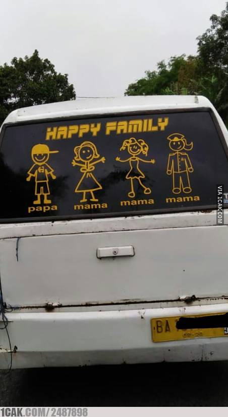 20 Potret lucu stiker 'Happy Family' ini absurd tapi bikin ngakak