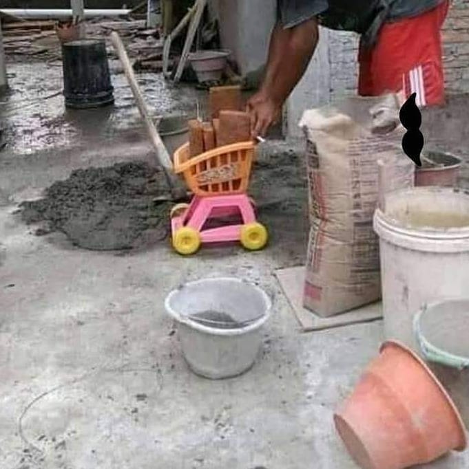10 Potret lucu alat dipakai tukang bangunan ini bikin ketawa