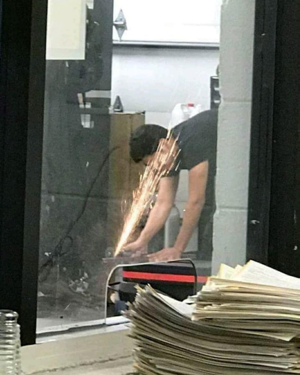 10 Potret lucu alat dipakai tukang bangunan ini bikin ketawa