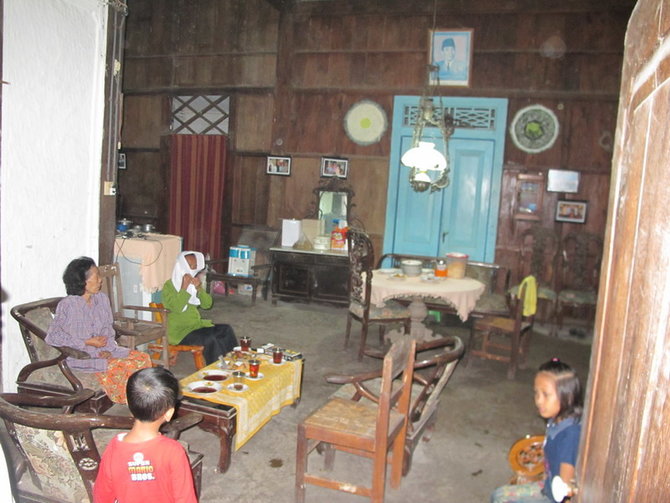 Momen langka, ini potret lawas kebersamaan Bung Karno dan sang ibu