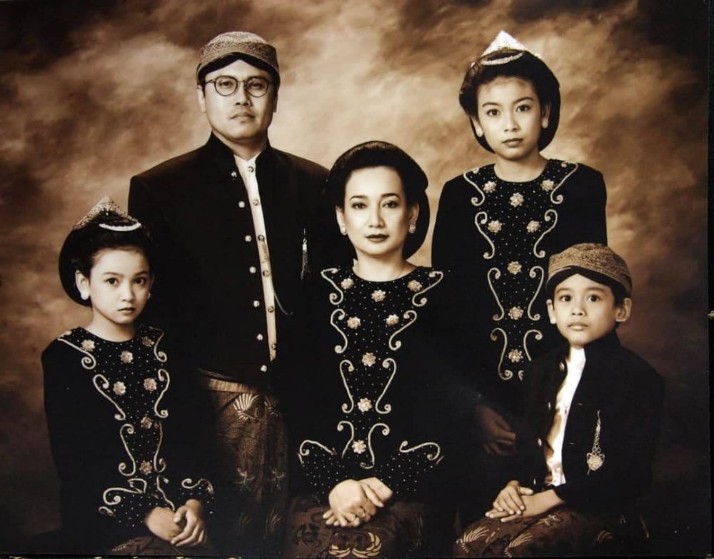 Potret lawas foto keluarga 10 seleb, bikin nostalgia