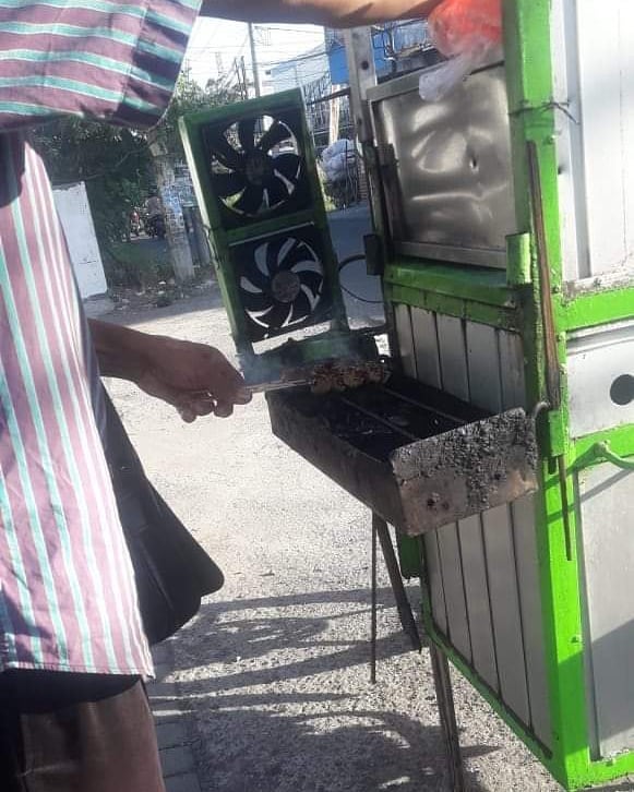 10 Ide kreatif tukang sate waktu jualan, kocak abis