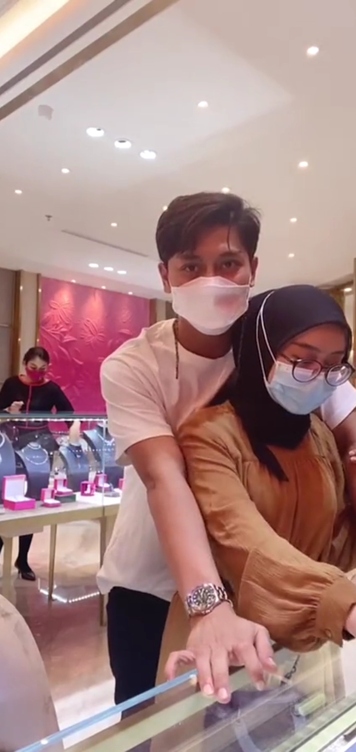Jelang lamaran, ini 6 momen Lesty dan Rizky Billar beli cincin