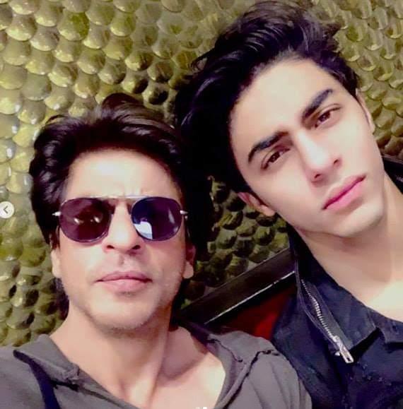 Potret 9 seleb Bollywood dengan anak bujangnya, bak kakak adik