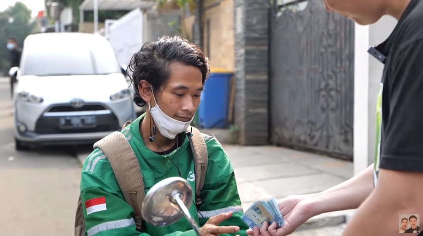10 Momen Baim Wong bagi-bagi duit di jalanan, bikin kaget