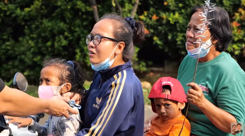 10 Momen Baim Wong bagi-bagi duit di jalanan, bikin kaget