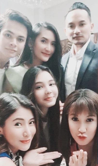 10 Potret terbaru Andi Soraya, gaya rambutnya bak ABG