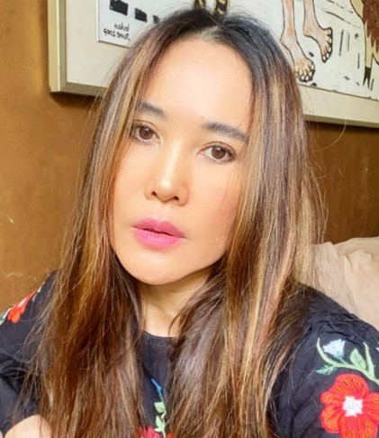 10 Potret terbaru Ina Thomas, kian menawan saat usia 46 tahun