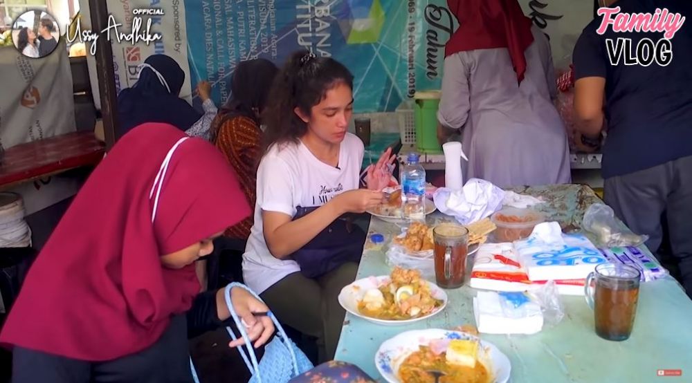 10 Momen Ussy Sulistiawaty belanja di pasar, traktir banyak orang
