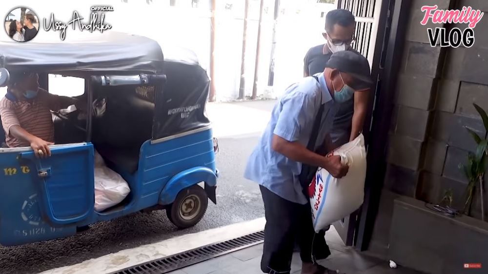 10 Momen Ussy Sulistiawaty belanja di pasar, traktir banyak orang