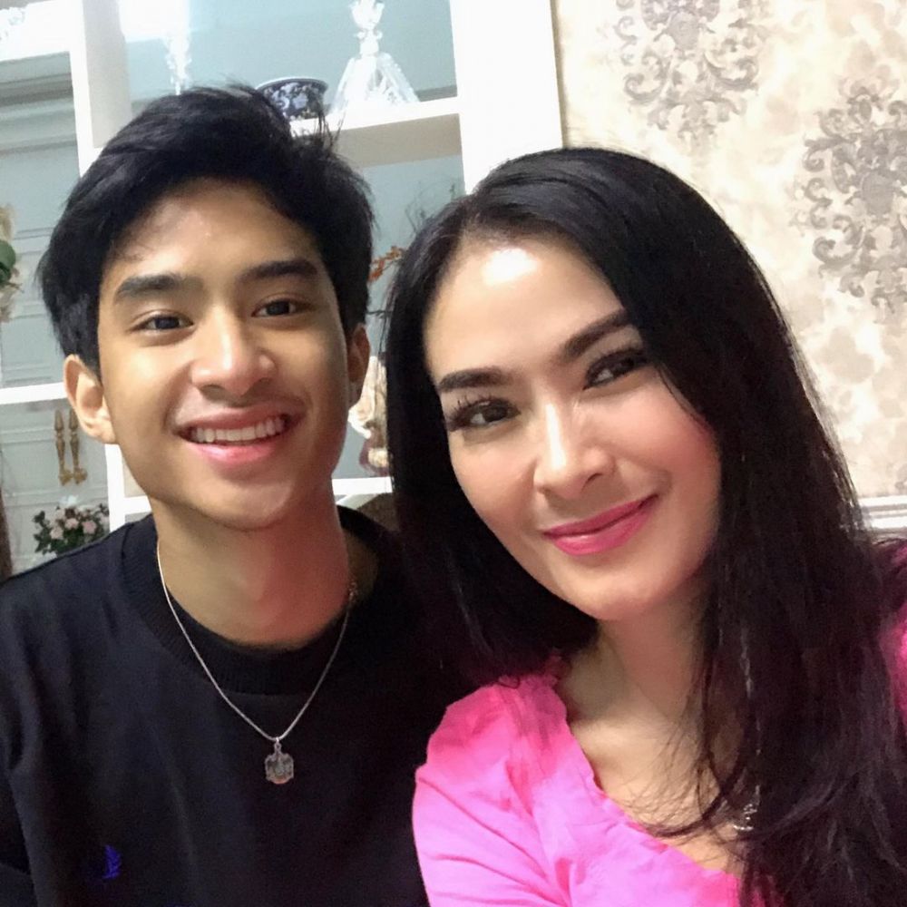 Momen 10 penyanyi dangdut momong anak, gayanya natural