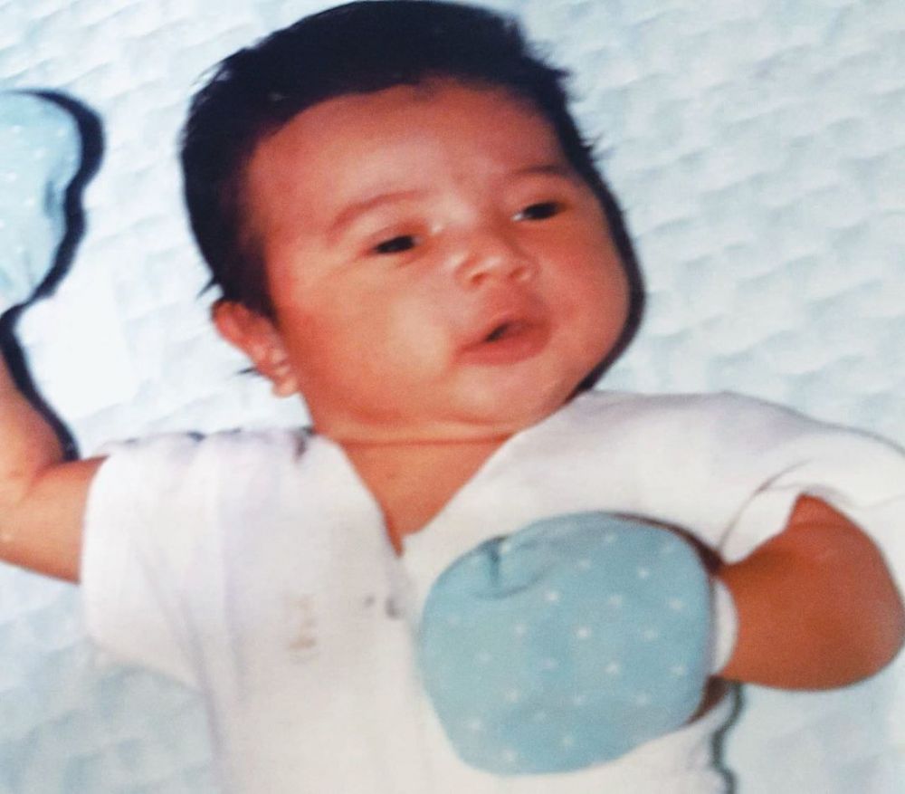 Potret lawas 8 seleb pria Indonesia saat bayi, penuh kenangan