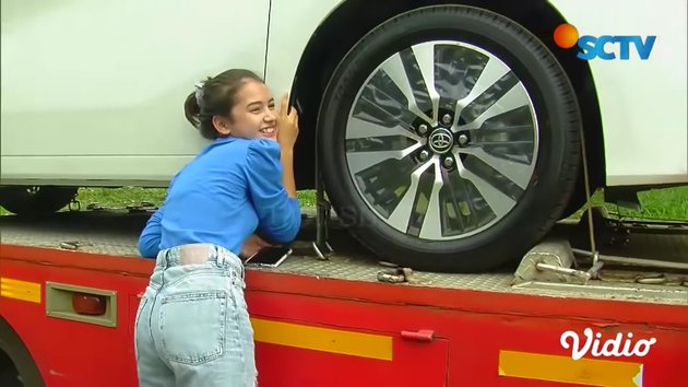 7 Momen Sandrinna Michelle beli mobil mewah