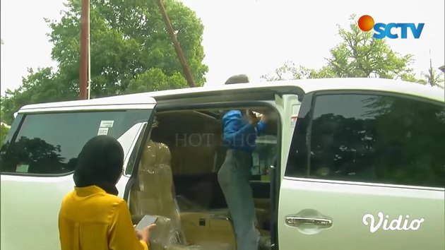 7 Momen Sandrinna Michelle beli mobil mewah