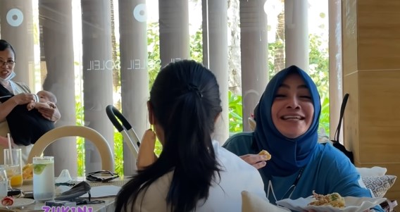 10 Momen Rieta Amilia kulineran di Bali, mampir warung pinggir jalan