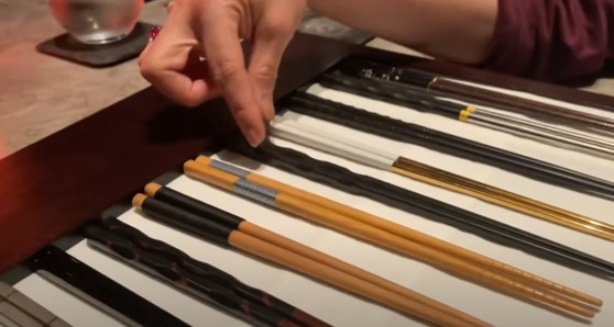 10 Momen Rieta Amilia kulineran di Bali, mampir warung pinggir jalan