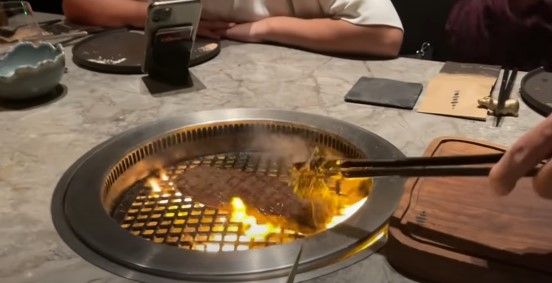 10 Momen Rieta Amilia kulineran di Bali, mampir warung pinggir jalan