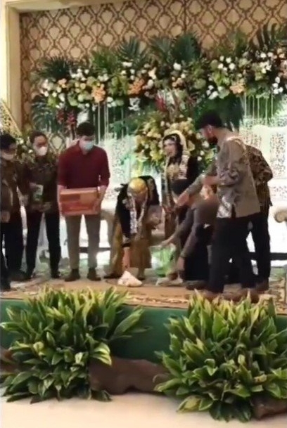 10 Momen lucu tamu undangan pernikahan ini bikin salah fokus