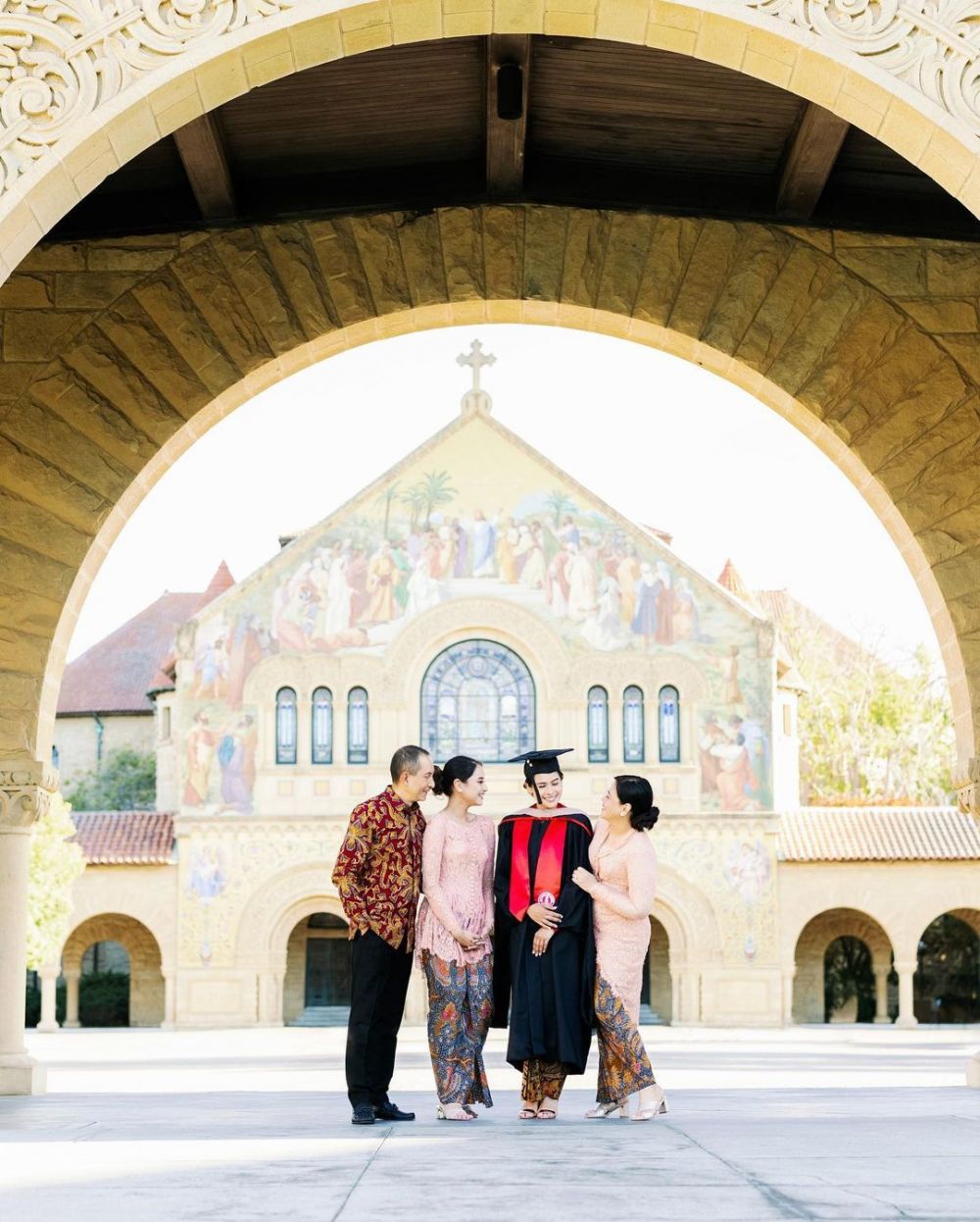 11 Potret kelulusan Maudy Ayunda, memesona dalam balutan kebaya