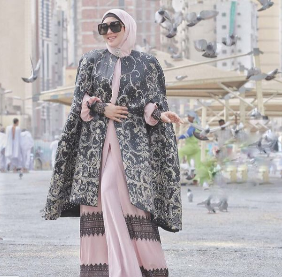 10 Transformasi gaya Syahrini, kini mantap berhijab