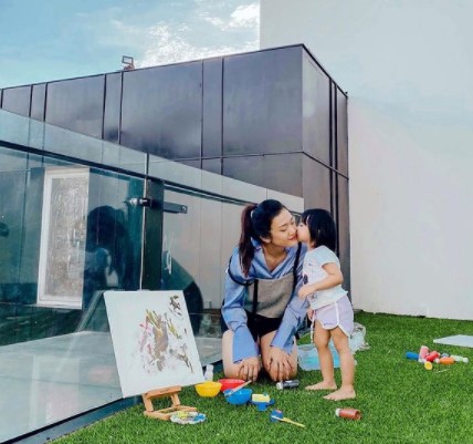 Gaya 7 istri komedian saat momong anak, Nathalie Holscher stylish