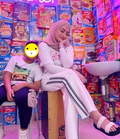 Gaya 7 istri komedian saat momong anak, Nathalie Holscher stylish