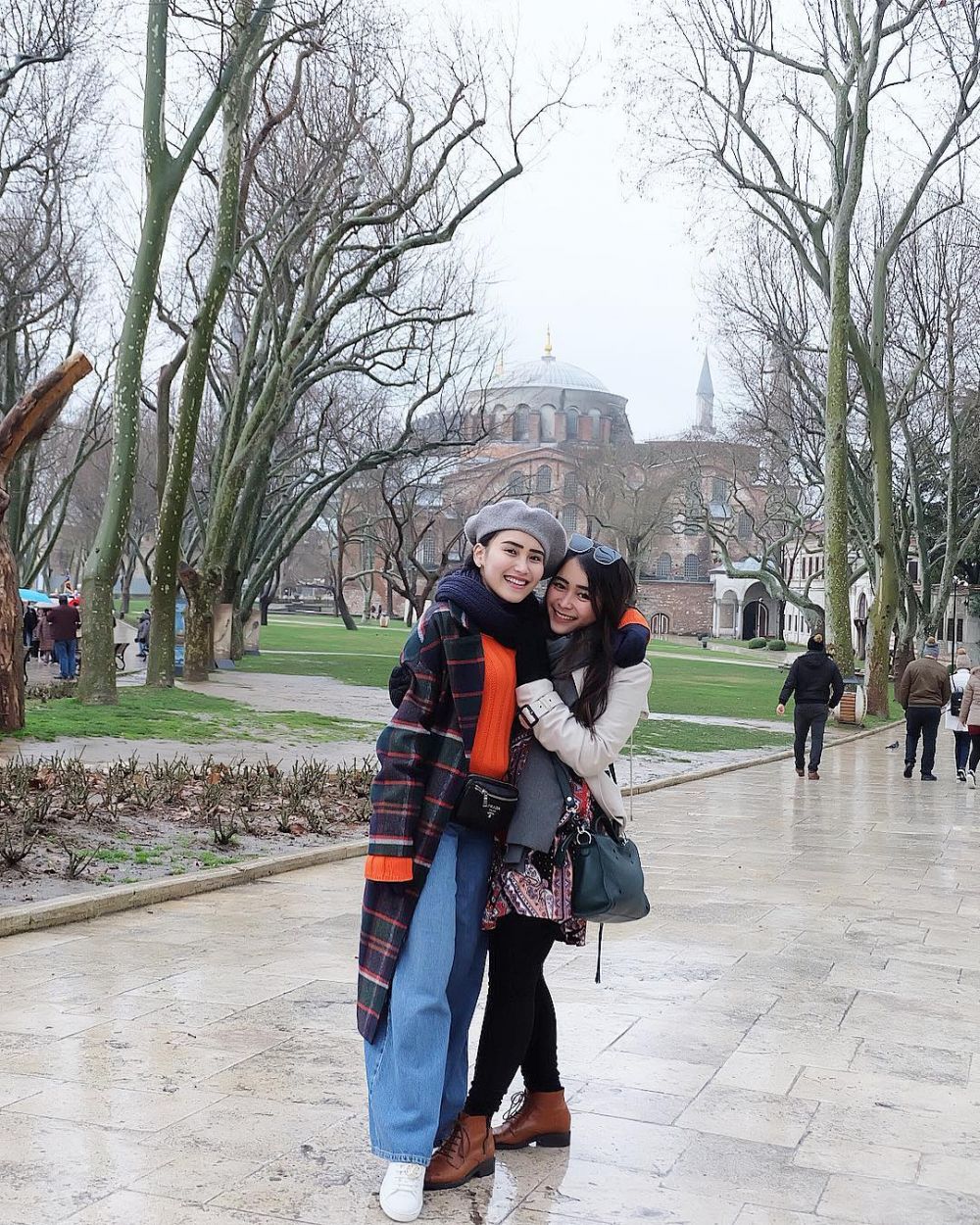 Potret manis 10 penyanyi cantik dan adik perempuannya, sister goals