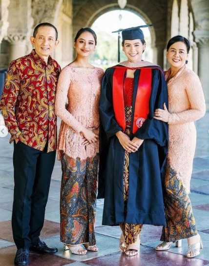 6 Cerita di balik kebaya kelulusan Maudy Ayunda, penuh makna