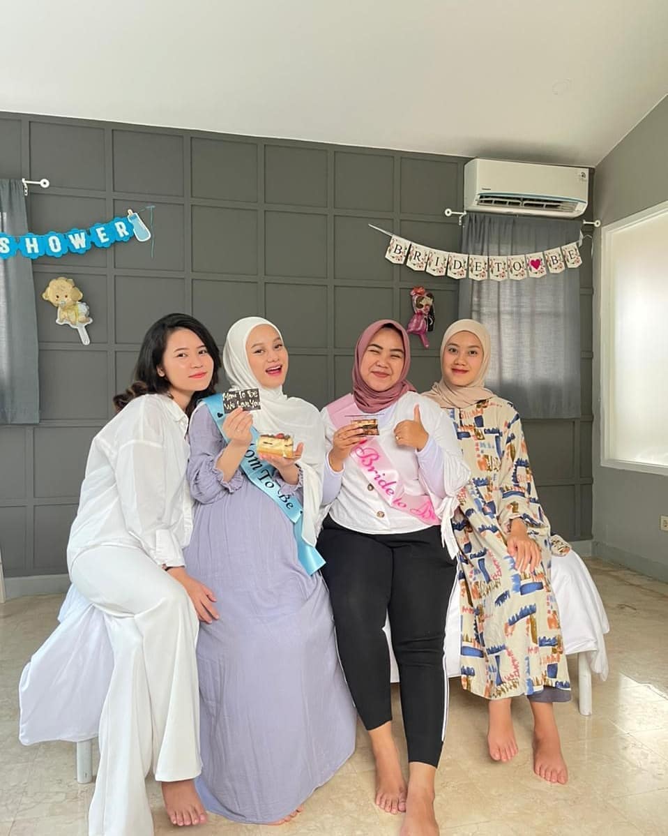 8 Momen baby shower Dinda Hauw, dapat kejutan dari sahabat masa kecil